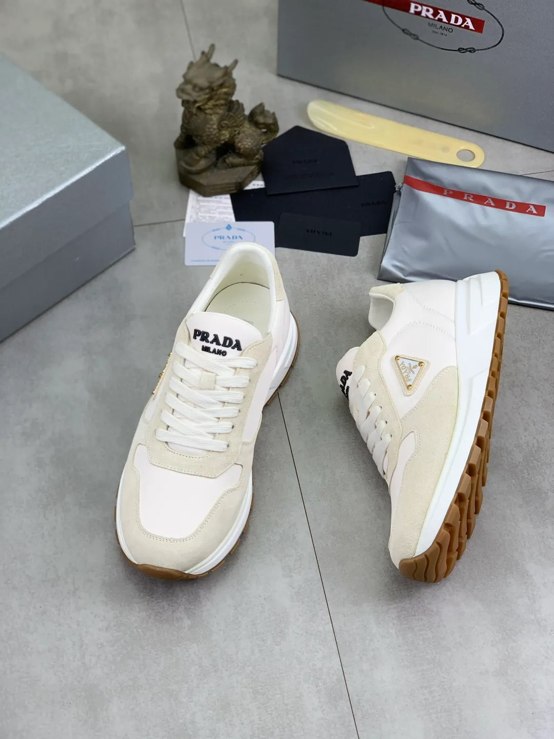 Men's shoes 💰P580💰 [New style] High version official website popular models are on the market, 🆘 The trendy brand (Prada) mainly promotes popular models, avant-garde and versatile fashionable men's shoes private version mold opening, cowhide surface splicing 1:1 replica... Fashion is simple, original imported cowhide and lining cowhide feet; the atmosphere and personality are more fashionable, eye-catching and pursuing class. It will subvert the old idea and be with you to spend time with you. A must-have for fashionistas! Must keep for yourself ! High-end comfort, high-end quality workmanship. Size: 38-45; multiple colors available.